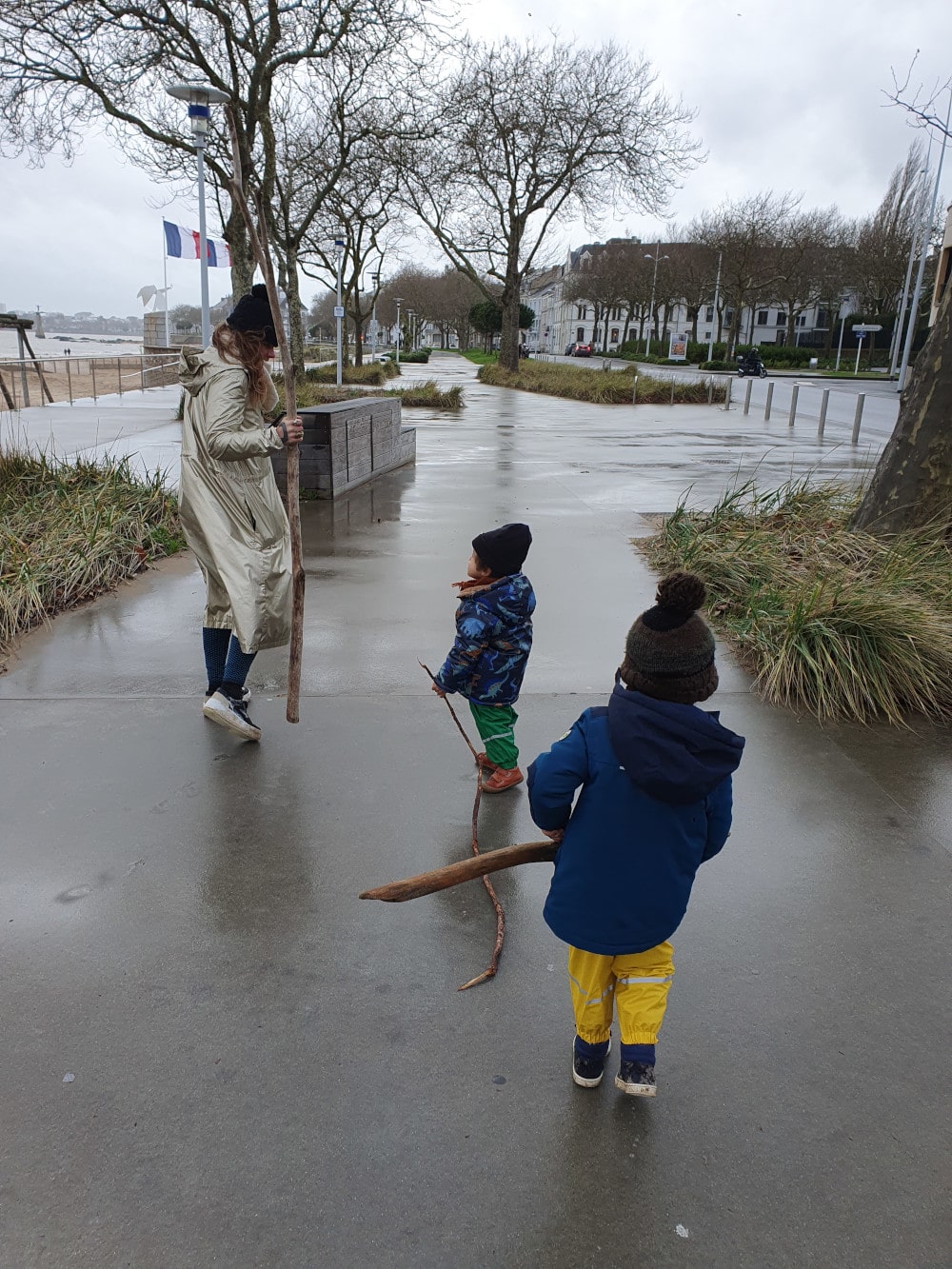 Les enfants et Isabella avec des bâtons